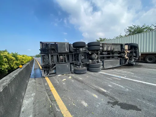 國1苗栗段大貨車失控側翻 車身擋住全部3車道!都是爆胎惹的禍