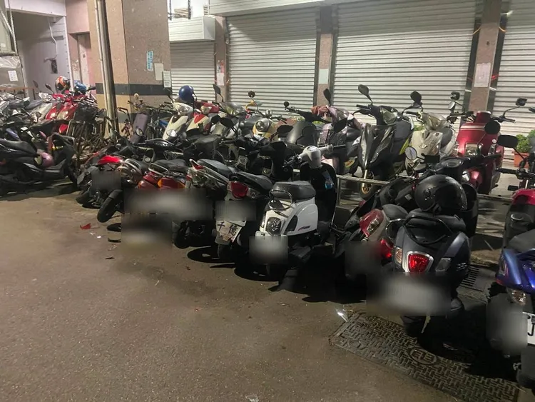 李男在長安路連撞6輛機車。民眾提供