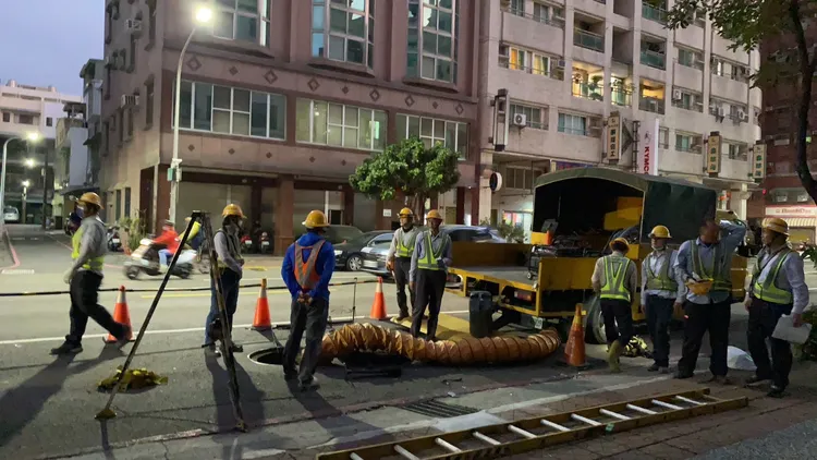 近日左營地區三次停電，二次是因為電纜絕緣劣化造成，台電連夜搶修。台電提供