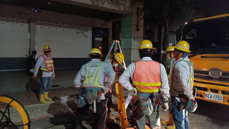 近日左營地區三次停電，二次是因為電纜絕緣劣化造成，台電連夜搶修。台電提供