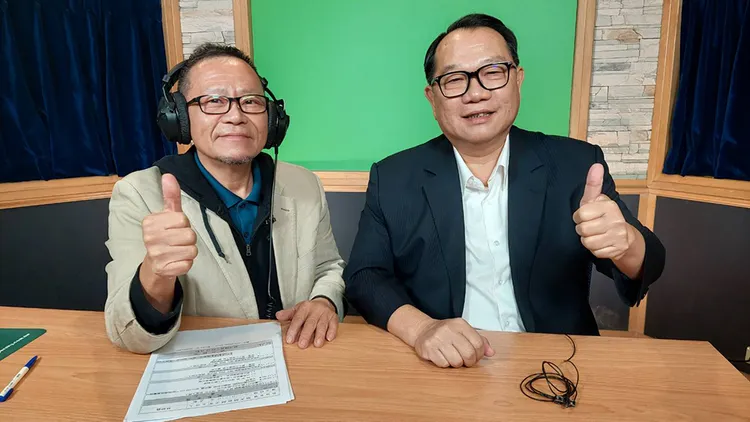 陽明山姜太公道場主席羅世新（右）卜卦分析總統大選局勢。