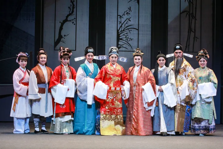 梁芳毓（左起）、李嘉、曾玫萍、林芳儀、唐美雲、小咪、吳宜蓁、杜健瑋、吳旻真。民視提供