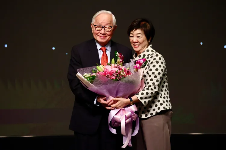 張忠謀獲頒李國鼎獎，太太張淑芬上台獻花。彭欣偉攝