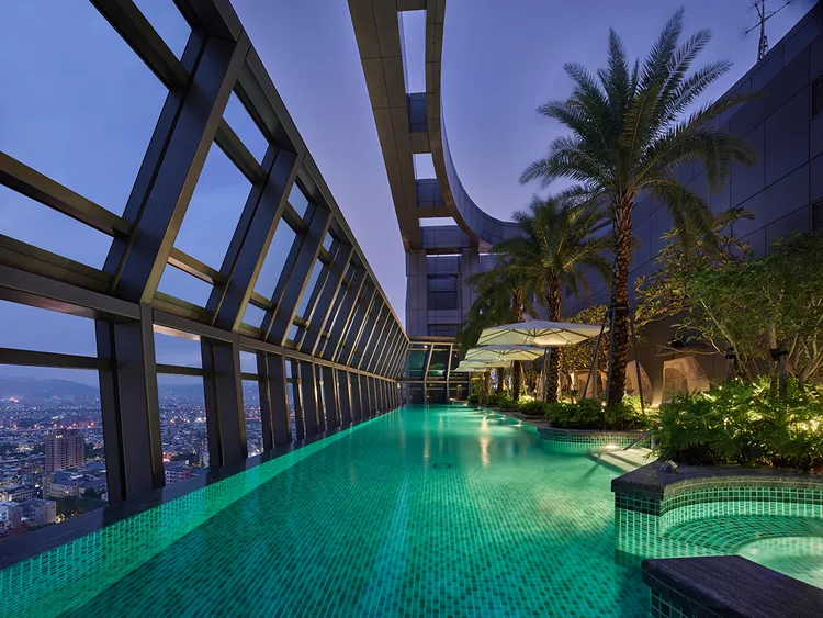 台北新板希爾頓酒店頂樓無邊際泳池。業者提供