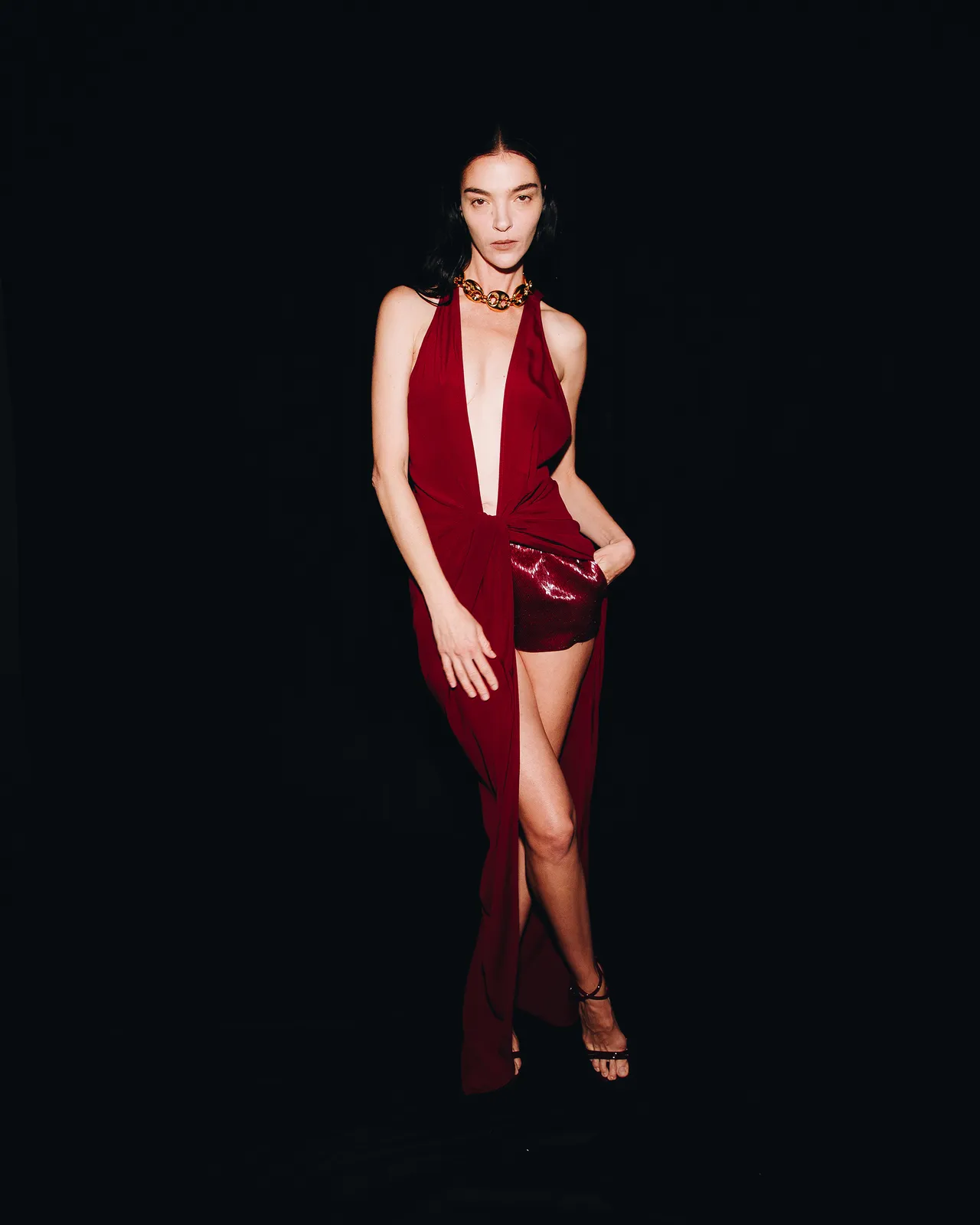 GUCCI Ancora Notte晚宴系列中，品牌最新的代表色Ancora Rosso酒紅躍上了縐綢洋裝。品牌提供