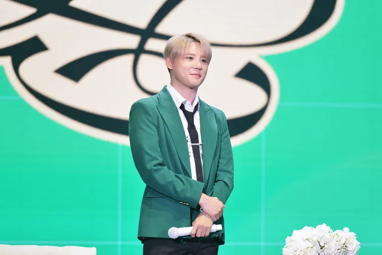 金俊秀送出要價至少3萬的LED面膜儀。希林國際提供