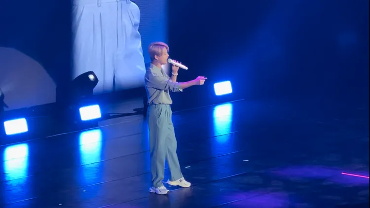 金俊秀演唱東方神起的出道曲《Hug》。讀者提供