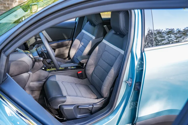 全車猶如沙發式的舒適座椅，不僅泡棉厚實，乘坐起來更兼具舒適性與支撐性，在Shine車型上採用半皮布包覆。黃天佑攝