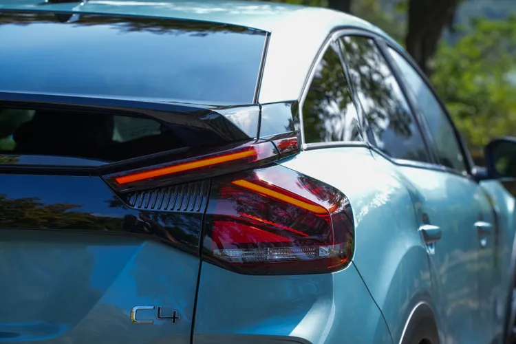 神來一筆的交錯式尾燈組，創造出不容錯認的高辨識度。黃天佑攝