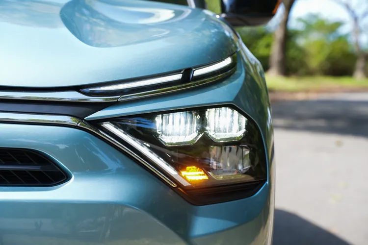 LED日行燈除了上層區域，也嵌入在下方的頭燈組邊緣，視覺上形成「V」字形樣貌。黃天佑攝