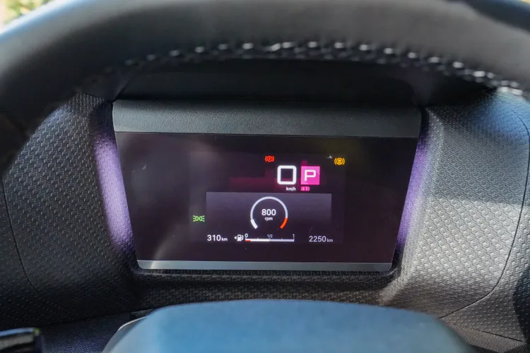 全車系標配5.5吋的液晶儀表板，其中具備多種顯示模式，造型小巧卻不失精緻及功能性。黃天佑攝