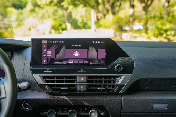 10吋的中央螢幕提供車主自訂選項，並採用繁體中文顯示。黃天佑攝