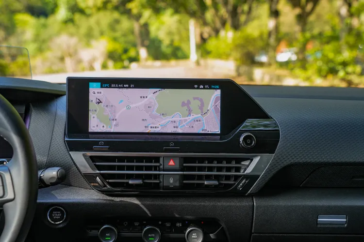 10吋螢幕中的系統，也內建原廠中文衛星導航。黃天佑攝