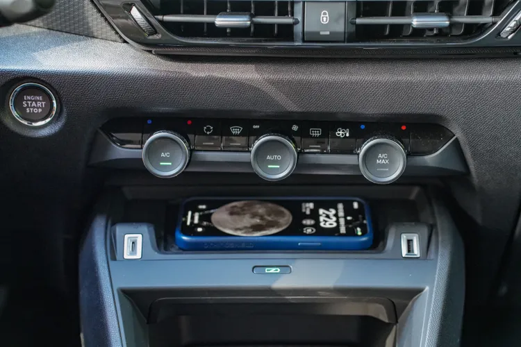 雙區恆溫空調仍維持直覺性的旋鈕操作，下方並配有無線手機充電板。黃天佑攝