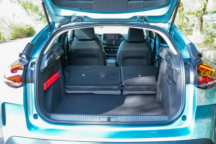 行李廂容積標準狀態為380公升，將椅背傾倒之後仍能創造不小胃納量。黃天佑攝