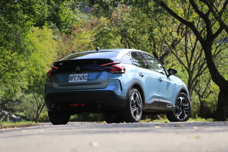 此番Citroen重新將C4導入國內銷售，除了看準品牌繼有強烈的精品設計質感，鎖定個性化買家之外，更希望吸引百萬級距的歐系車家庭買家關注。黃天佑攝