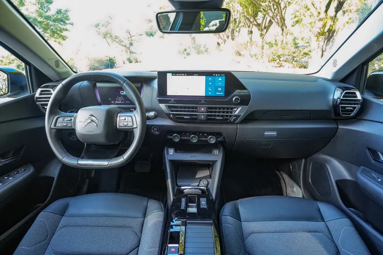 Citroen C4整體中控台規劃在素雅中帶來科技感，整體採用不規則的駕駛導向的新潮設計。黃天佑攝