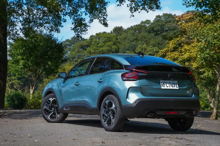 Citroen C4的懸浮式車頂設計，搭配向後傾斜的D柱設計，在車尾匯集成具有豐富層次感的造型視覺。黃天佑攝