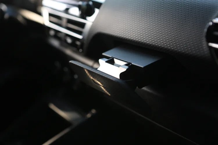 前乘客座前方巧妙地設計了伸縮式的平板架，透過專用框能將平板固定、使用更便利。黃天佑攝