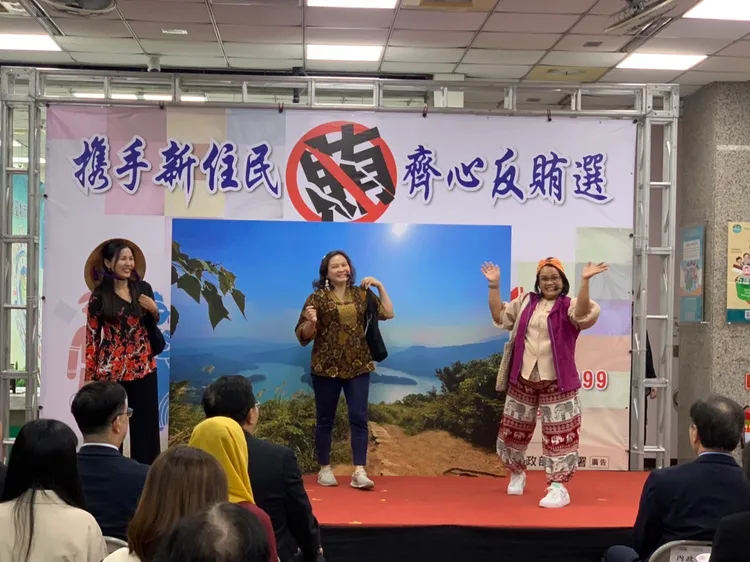 由馬來西亞學生所組成的飛鷹醒獅團開場為反賄選活動揭開序幕。翻攝畫面