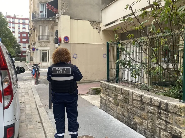 31日下午，巴黎市14區回復往日的寧靜。警察在此處加強巡邏，並隨時拍照通報。附近猶太居民表示，近日感受反猶太情緒，自己因擔心已把信仰配飾取下。中央社