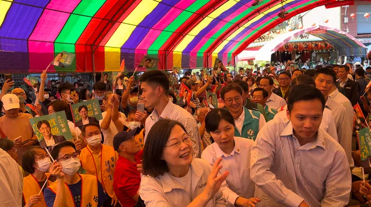 蔡英文到台中為江肇國輔選，受到支持者熱烈歡迎。江肇國服務處提供