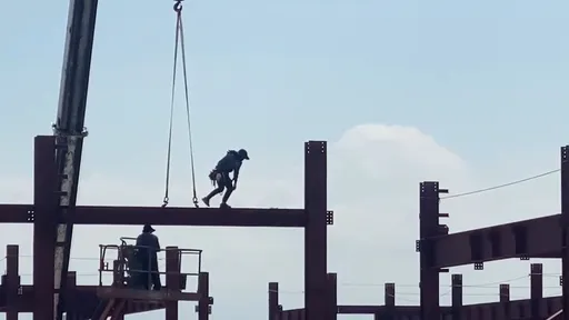 無照施工!工人高空作業未防護好驚險 市府勒令停工、最重可罰30萬