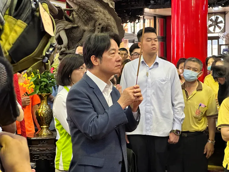 賴清德1日在蘆洲湧蓮寺參香，吸引民眾湧入廟中搶拍。潘袁詩羽攝