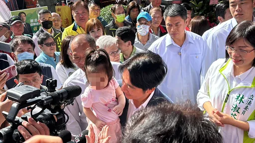 「金孫」回國了! 賴清德抱童喜曝:我家也有個小帥哥喔