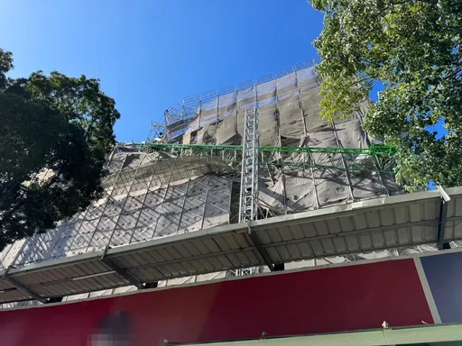 林口建案起重機吊臂突斷裂　砸毀公車站牌釀1傷