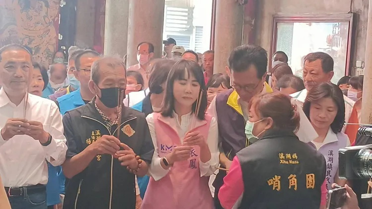 針對蔡正元的說法，侯友宜不予置評，笑著要大家去問他旁邊的立委謝衣鳳。國民黨提供