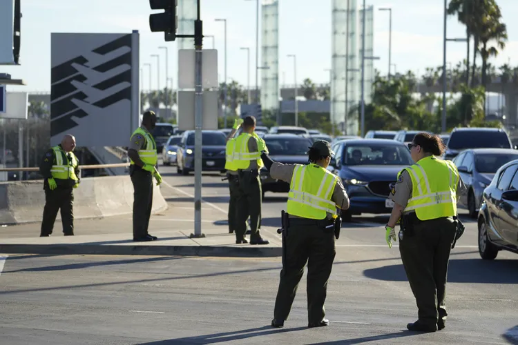 警方在洛杉磯機場指揮。美聯社