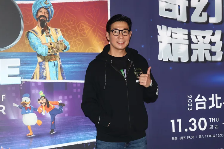 品冠帶著家人到場欣賞。彭欣偉攝