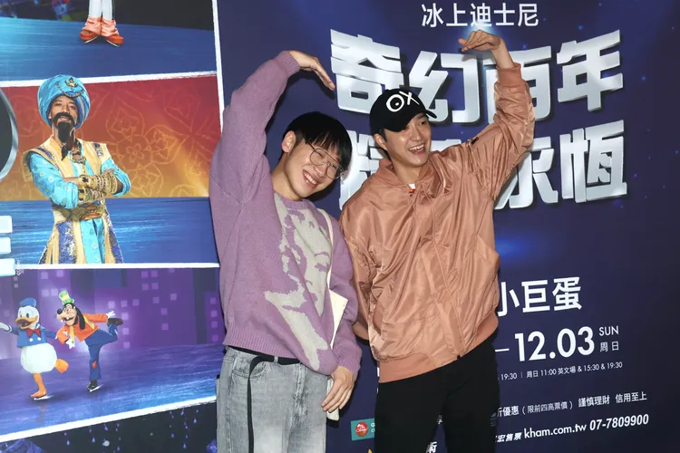 江宏傑與小賴一同比出大愛心。彭欣偉攝