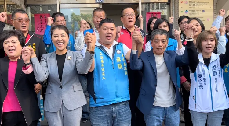 游顥和許淑華、何勝豐及競選團隊高喊凍蒜。游顥服務處提供