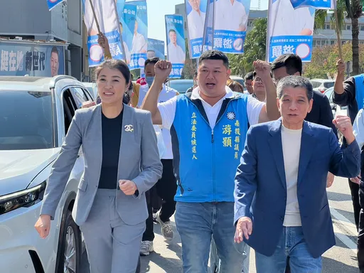 陪同游顥登記參選立委 許淑華:不到最後一刻勿放棄藍白合