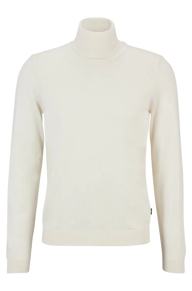 羊毛白色高領針織衫，6900元。品牌提供