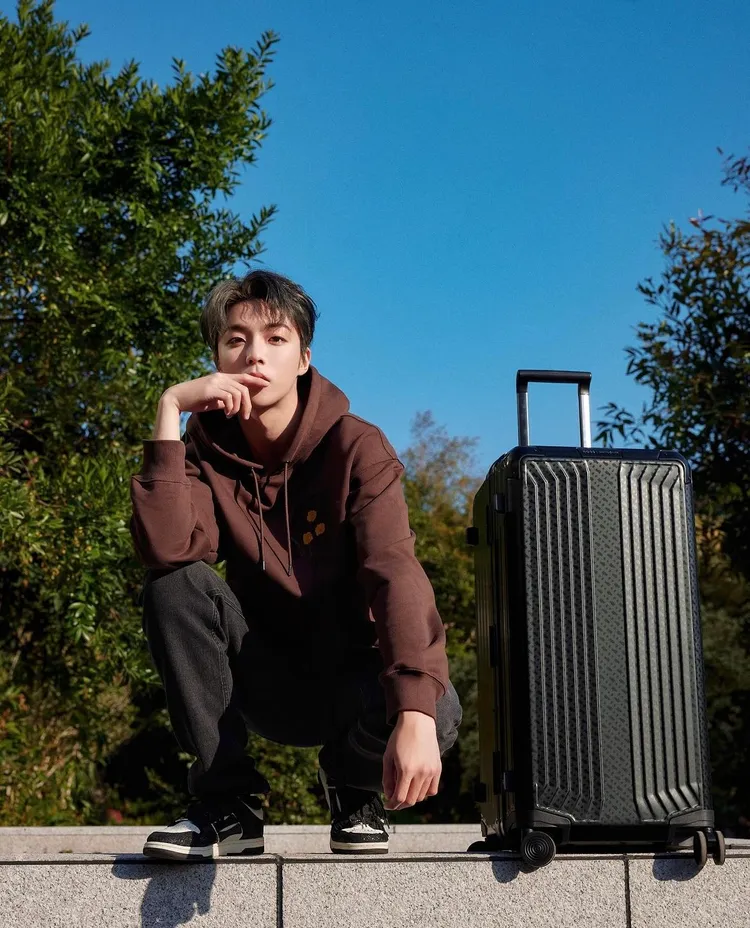 陳立農以棕色帽T搭配鐵灰色牛仔褲展現男友感。翻攝陳立農IG