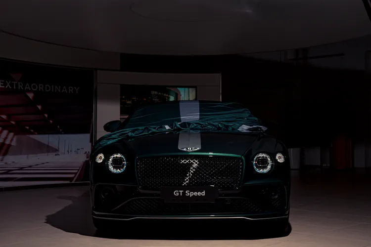 當年率先衝線的Speed 8賽車身披7號賽車號碼，出現在限量Continental GT Le Mans車頭水箱罩及車罩上，以此向經典致敬。原廠照片