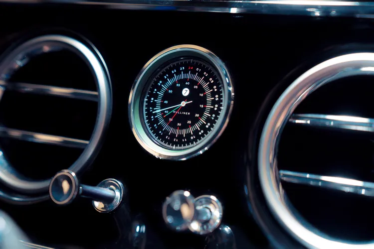 原為12小時制的時鐘，也特地更換為訂製24小時制時鐘，在精緻細節中呼應24小時耐久賽奪冠的難能可貴。原廠照片