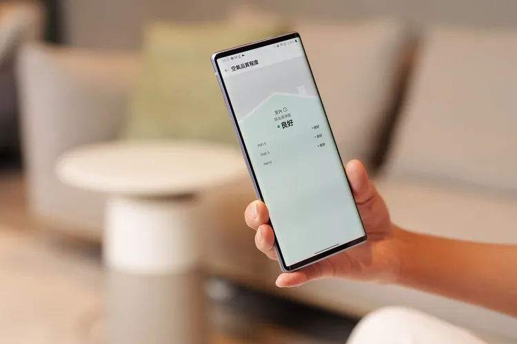 LG AeroFurniture 新淨几內建WiFi，輕鬆連接LG ThinQ App，可遠端開啟關閉、設定預約排程，並輕鬆地監控家中空氣品質。