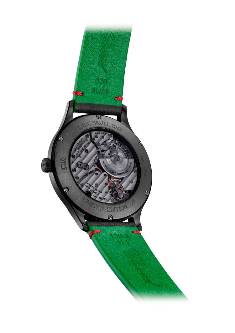 底蓋選用色彩柔和的藍寶石水晶製成。品牌提供