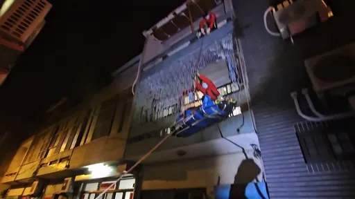 苗栗百公斤壯漢氣喘向119求救　家中堆滿雜物！2樓吊掛送醫