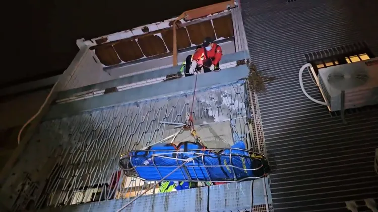 患者順利以吊掛方式垂降至1樓。民眾提供