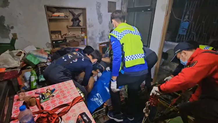 消防人員將患者抬上擔架固定。民眾提供