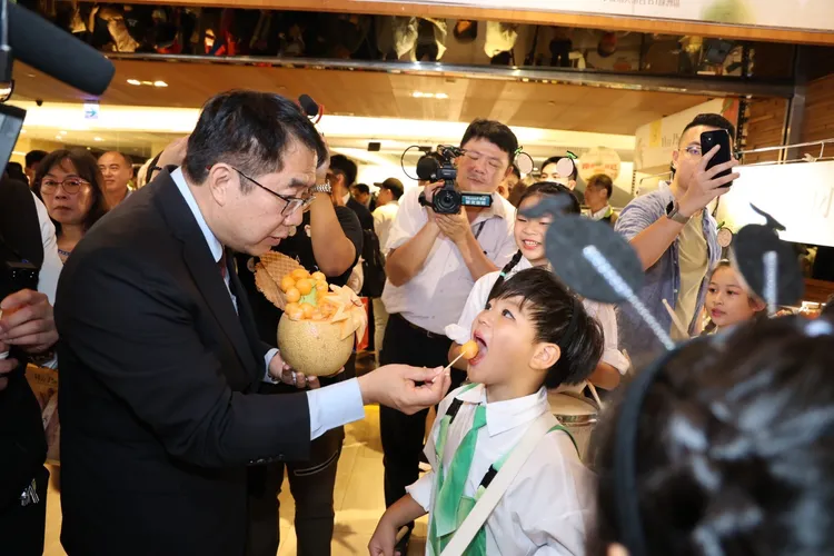 活動吸引不少人圍觀，品嘗現採洋香瓜。市府提供