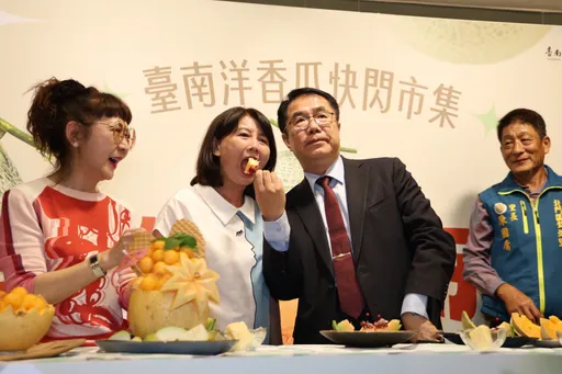 台南洋香瓜進軍北部市場　不只瓜甜！黃偉哲餵妻放閃也甜滋滋