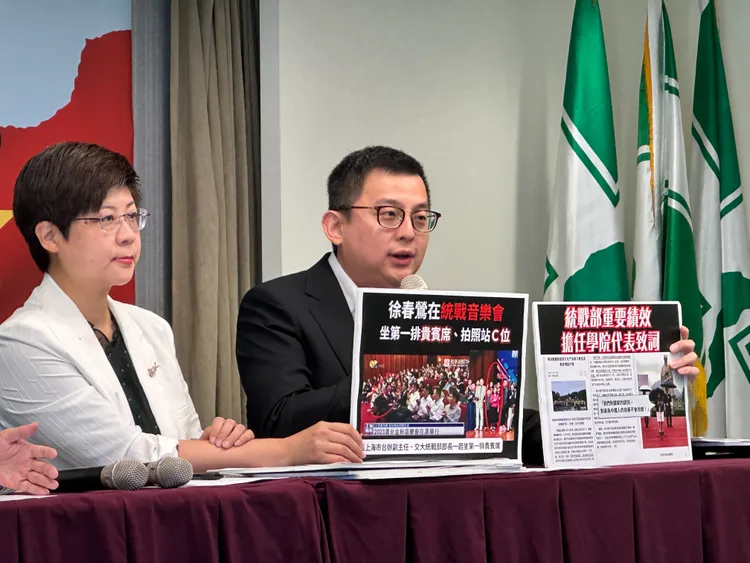 卓冠廷指出徐春鶯參加統戰活動拍照站C位。潘袁詩羽攝