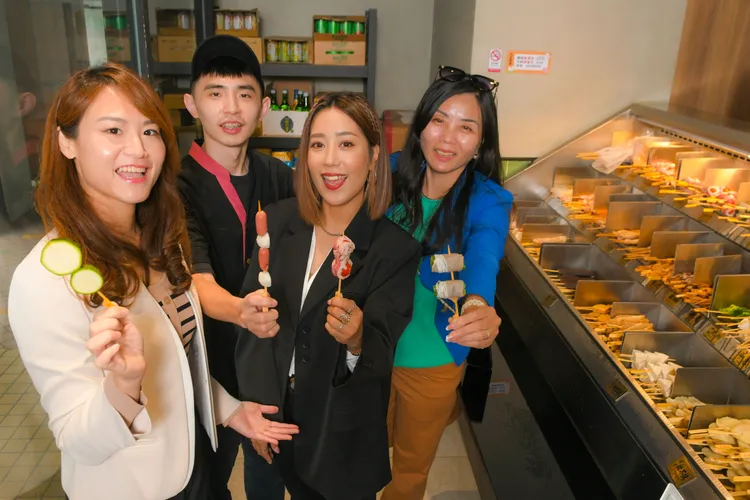 焦糖楓執行長陳妍霖（左起）、焦糖楓中原店店長楊舜羽、焦糖楓一日店長米非、台北市政顧問蘇敏惠。焦糖楓提供