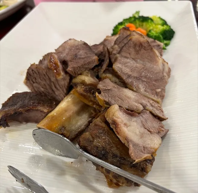 台塑招待所著名的台塑牛小排。林巧雁攝